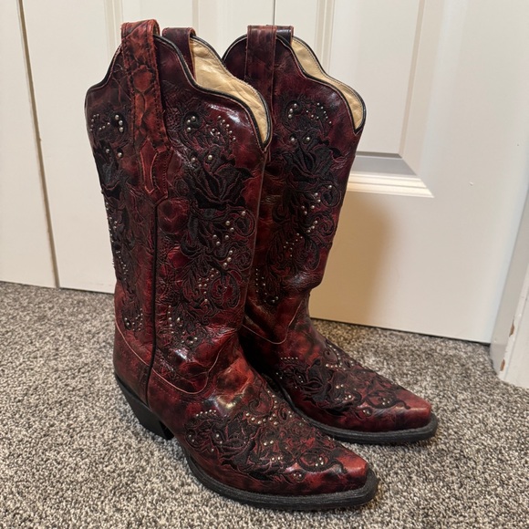 Corral Shoes - Corral Women’s 6M Red/Black Floral Embroidered Studded Snip Toe Western Boots